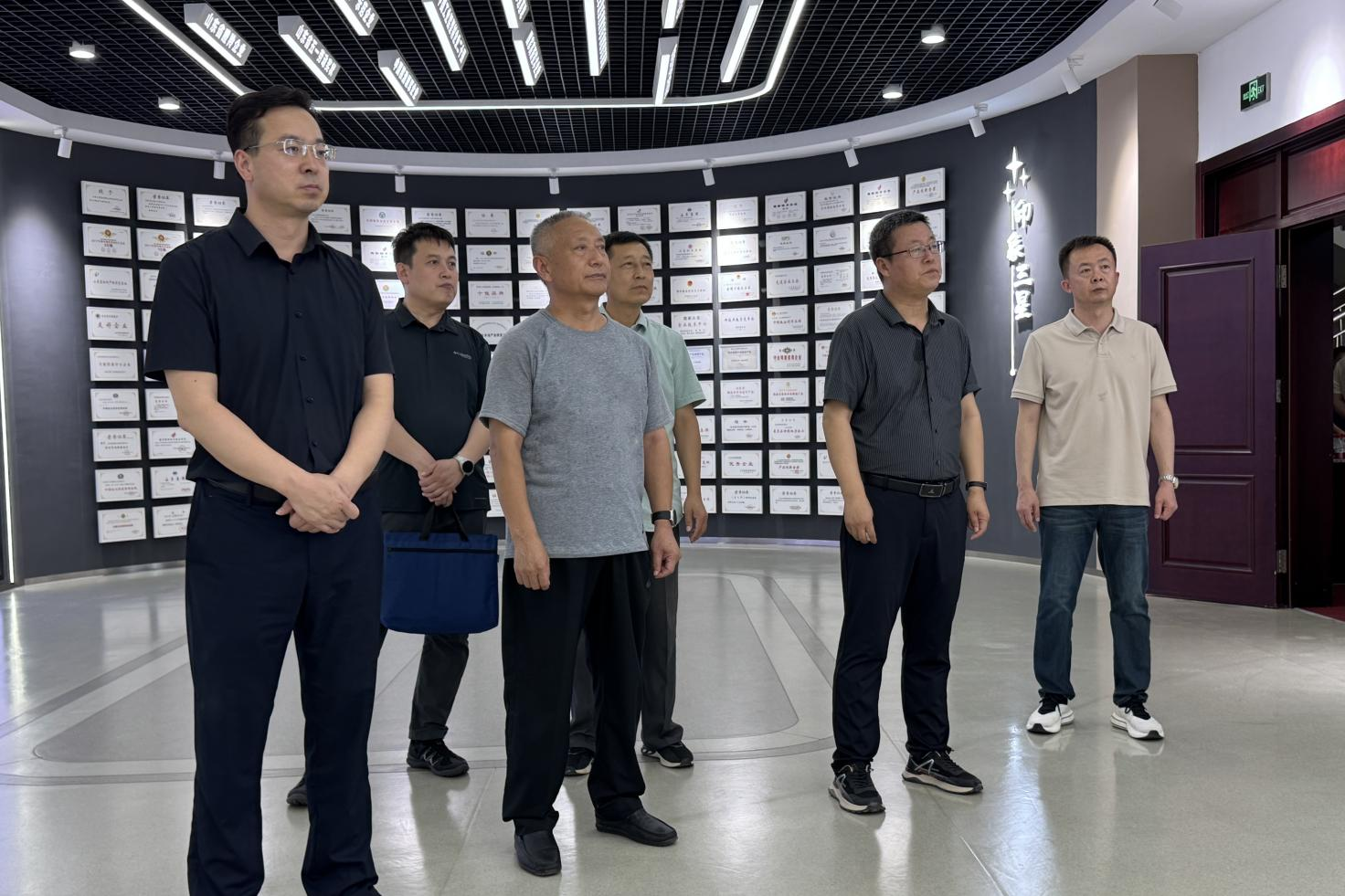 通遼市科爾沁區(qū)委副書記、政府區(qū)長金樹國來山東三星集團(tuán)考察